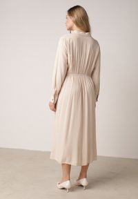 Born2be - Beżowa Wiskozowa Sukienka Koszulowa z Marszczeniem i Guzikiem w Talii Lennatha. Okazja: na co dzień. Kolor: beżowy. Materiał: wiskoza. Typ sukienki: koszulowe. Styl: casual, elegancki, klasyczny #2