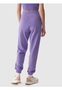 4f - Spodnie dresowe joggery damskie - fioletowe. Kolor: fioletowy. Materiał: dresówka. Wzór: ze splotem, gładki