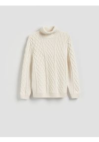 Reserved - Strukturalny sweter z golfem - złamana biel. Typ kołnierza: golf. Materiał: bawełna, dzianina #1