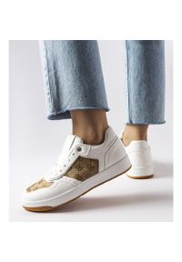 Inna Białe sneakersy zdobione monogramem Isidora. Okazja: na co dzień. Nosek buta: okrągły. Kolor: biały. Materiał: guma. Wzór: aplikacja. Sezon: lato #2