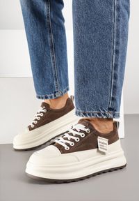 Renee - Brązowe Sneakersy na Tłoczonej Platformie Ozdobione Napisami Naliase. Okazja: na co dzień. Kolor: brązowy. Materiał: dresówka. Wzór: aplikacja, napisy. Obcas: na platformie