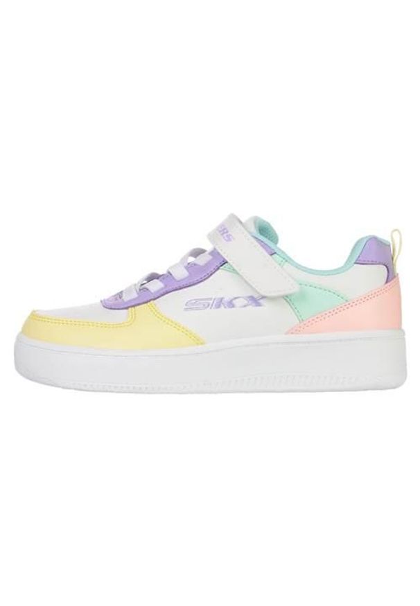 skechers - Buty do chodzenia dla dzieci Skechers Sport Court 92. Okazja: na co dzień. Kolor: biały, wielokolorowy. Materiał: materiał, syntetyk. Szerokość cholewki: normalna. Model: Skechers Sport. Sport: turystyka piesza