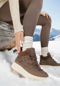 Born2be - Brązowe Śniegowce Trapery Vices na Grubej Tłoczonej Podeszwie z Przeszyciami Anurrive. Okazja: na co dzień, do pracy, na spacer. Kolor: brązowy. Materiał: wełna. Sezon: zima. Obcas: na platformie. Styl: sportowy, casual, elegancki #1