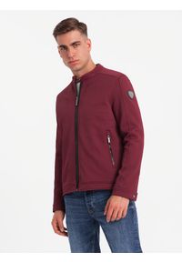 Ombre Clothing - Męska kurtka o kroju biker ze strukturalnego materiału – bordowa V2. Okazja: na co dzień. Typ kołnierza: kołnierzyk stójkowy. Kolor: czerwony. Materiał: materiał. Styl: casual, elegancki #1