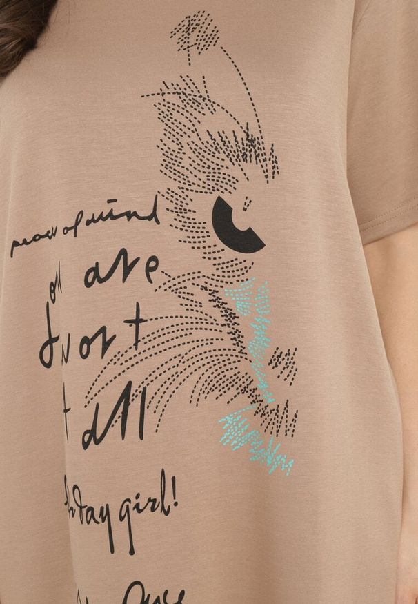 Born2be - Beżowa Pudełkowa Sukienka z Wiskozą i Ozdobnym Nadrukiem Amoara. Okazja: na co dzień. Kolor: beżowy. Materiał: wiskoza. Wzór: nadruk. Styl: casual