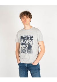 Pepe Jeans T-shirt "Alexis" | PM507724 | Alexis | Mężczyzna | Szary. Okazja: na co dzień. Kolor: szary. Materiał: bawełna, wiskoza. Wzór: nadruk, aplikacja. Styl: casual #4