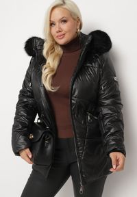 Born2be - Czarna Kurtka Lekko Pikowana z Odpinanym Kapturem i Futerkiem Fioritta. Kolekcja: plus size. Kolor: czarny. Materiał: futro. Sezon: zima