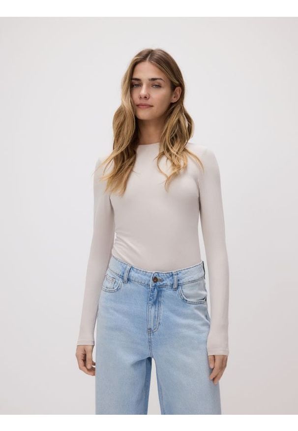 Reserved - Gładkie body - beżowy. Kolor: beżowy. Materiał: dzianina, bawełna. Wzór: gładki