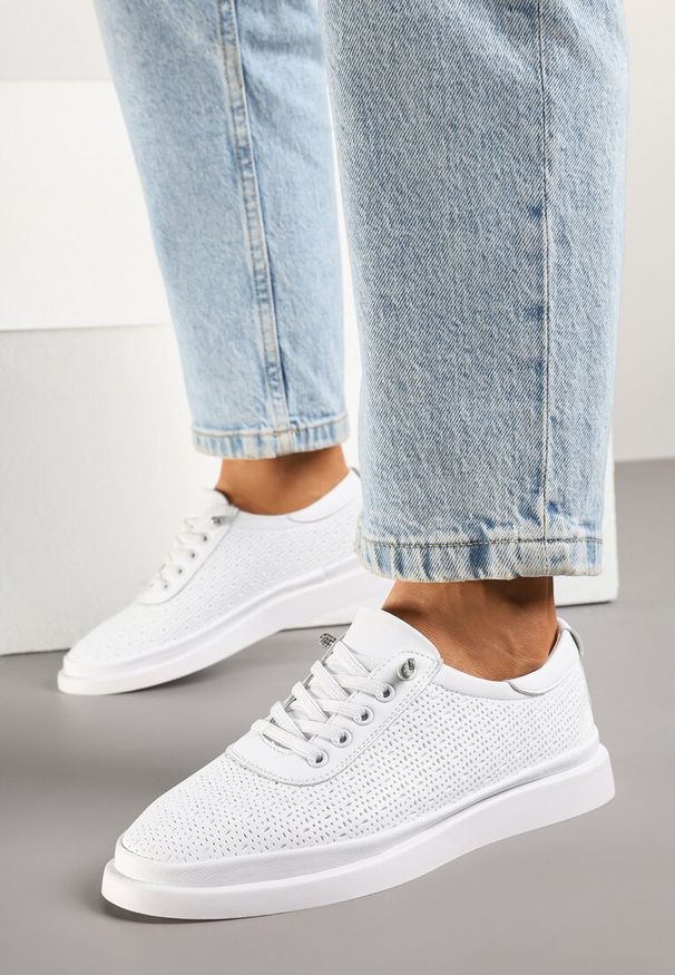 Renee - Białe Sneakersy Skórzane z Perforacją i Ozdobą Neorielina. Okazja: na co dzień. Kolor: biały. Materiał: skóra. Wzór: aplikacja