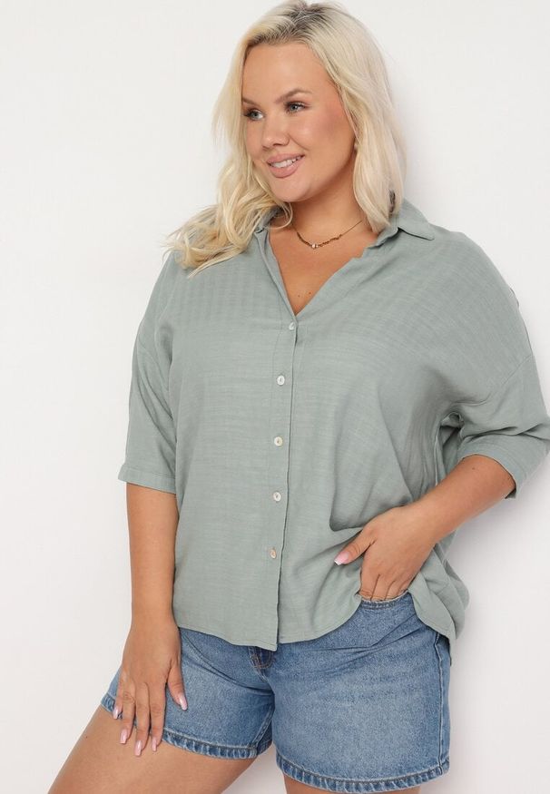 Born2be - Ciemnozielona Koszula Bawełniana z Krótkim Rękawem i Kołnierzem Talavia. Okazja: na co dzień. Kolekcja: plus size. Kolor: zielony. Materiał: bawełna. Długość rękawa: krótki rękaw. Długość: krótkie. Styl: casual, klasyczny, elegancki