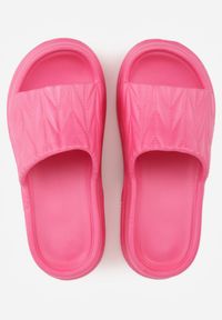 Renee - Fuksjowe Klapki na Platformie Ozdobione Tłoczeniem Faerona. Okazja: na co dzień. Kolor: różowy. Materiał: jeans. Wzór: aplikacja. Sezon: lato. Obcas: na platformie. Styl: casual #9