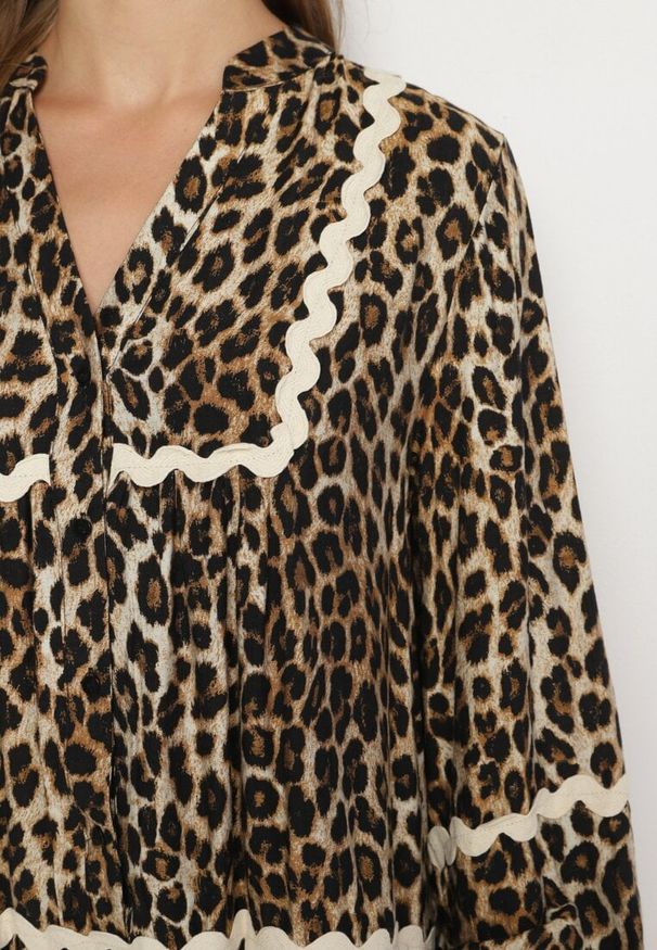 Born2be - Brązowa Sukienka w Panterkę w Stylu Retro z Ozdobnymi Lamówkami Zetizia. Okazja: na co dzień. Kolor: brązowy. Materiał: wiskoza, tkanina. Wzór: motyw zwierzęcy. Styl: retro