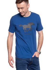 Mustang - MUSTANG Print Tee 1009022 5235. Kolor: niebieski. Wzór: nadruk