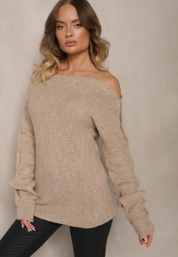 Renee - Jasnobeżowy Elegancki Sweter z Dekoltem w Łódkę Zdobiony Guzikami i Wycięciami na Rękawach Dorida. Okazja: na co dzień. Typ kołnierza: dekolt w łódkę. Kolor: beżowy. Materiał: jeans. Długość rękawa: długi rękaw. Długość: długie. Wzór: aplikacja. Styl: elegancki