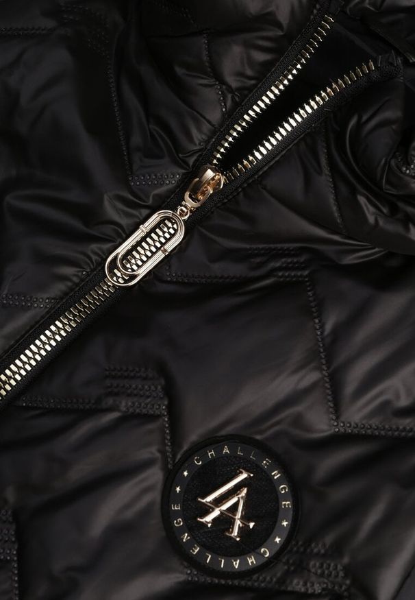 Renee - Czarna Długa Pikowana Kamizelka z Kapturem i Ozdobną Naszywką Mentape. Typ kołnierza: kaptur. Kolor: czarny. Długość: długie. Wzór: aplikacja. Styl: sportowy