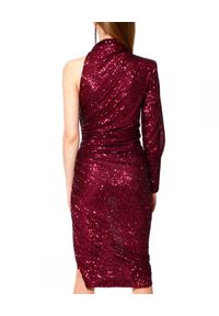 AGGI - Cekinowa asymetryczna sukienka z rozporkiem. Okazja: na wesele, na karnawał, na ślub cywilny. Kolor: czerwony. Materiał: szyfon, materiał. Długość rękawa: długi rękaw. Typ sukienki: asymetryczne. Długość: midi #4