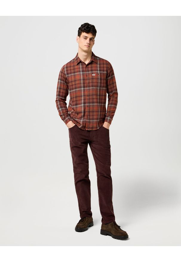 Wrangler - MESKIE SPODNIE SZTRUKSOWE WRANGLER GREENSBORO MAHOGANY 112370724. Materiał: sztruks