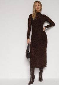 Born2be - Brązowa Dopasowana Sukienka z Dodatkiem Wiskozy i Welurowymi Kwiatami Vetielle. Okazja: na co dzień. Kolor: brązowy. Materiał: welur, wiskoza. Długość rękawa: na ramiączkach. Wzór: kwiaty. Typ sukienki: proste. Styl: klasyczny, casual, elegancki #4