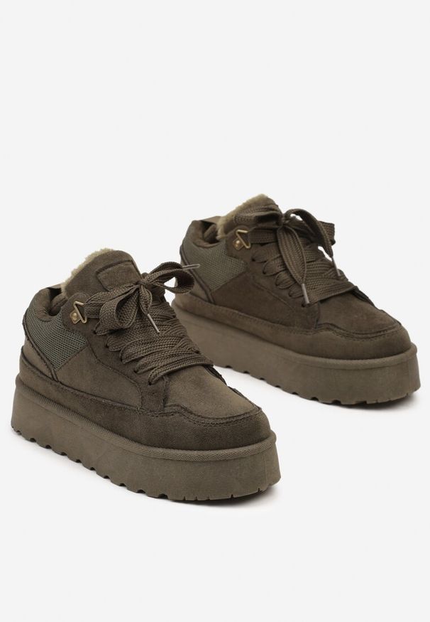 Born2be - Ciemnozielone Sneakersy na Grubej Podeszwie Ocieplane Futerkiem Tifitana. Okazja: na co dzień. Nosek buta: okrągły. Zapięcie: sznurówki. Kolor: zielony. Materiał: futro. Sezon: zima. Obcas: na platformie, na obcasie. Wysokość obcasa: niski
