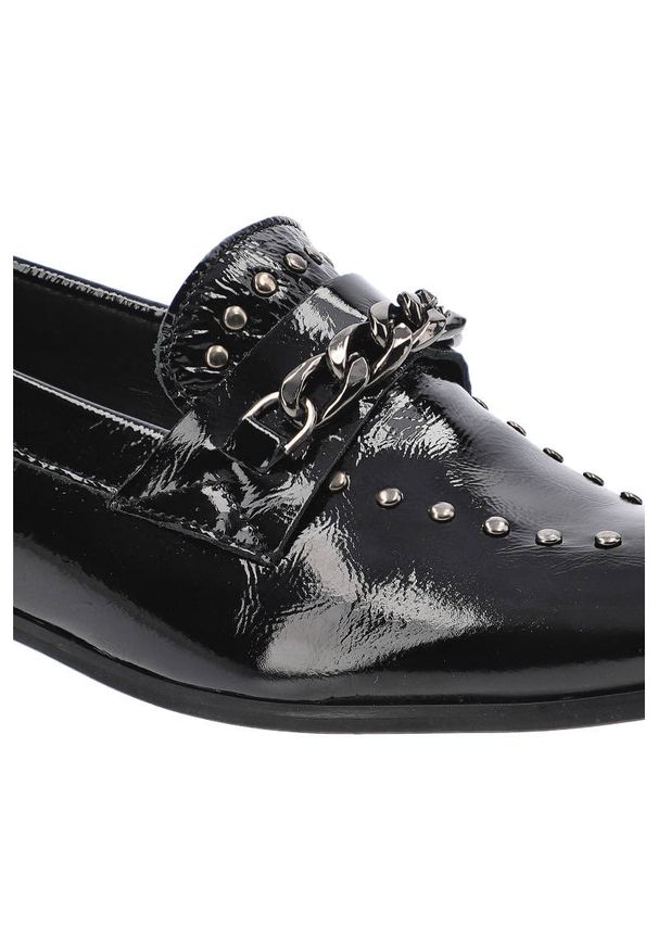 Czarne Lordsy Lamanti Damskie Eleganckie Buty. Okazja: na spotkanie biznesowe. Zapięcie: bez zapięcia. Kolor: czarny. Szerokość cholewki: normalna. Wzór: aplikacja. Materiał: skóra, lakier. Obcas: na obcasie. Styl: elegancki. Wysokość obcasa: niski