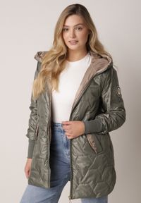 Born2be - Zielona Pikowana Kurtka Przejściowa z Kapturem i Bocznymi Suwakami Mado. Okazja: na co dzień. Typ kołnierza: kaptur. Kolor: zielony. Materiał: poliester, jeans. Styl: casual, klasyczny #6