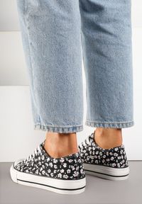 Born2be - Czarne Trampki z Cholewką Zdobioną Kwiatowym Wzorem Folaianna. Okazja: na co dzień, na spacer. Kolor: czarny. Materiał: jeans. Szerokość cholewki: normalna. Wzór: aplikacja, kwiaty. Styl: klasyczny, elegancki, casual #3