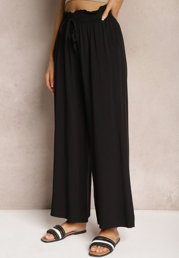 Renee - Czarne Spodnie Palazzo High Waist z Bawełny Wykończone Gumką w Talii Nellsea. Okazja: na co dzień. Stan: podwyższony. Kolor: czarny. Materiał: bawełna. Styl: elegancki, casual