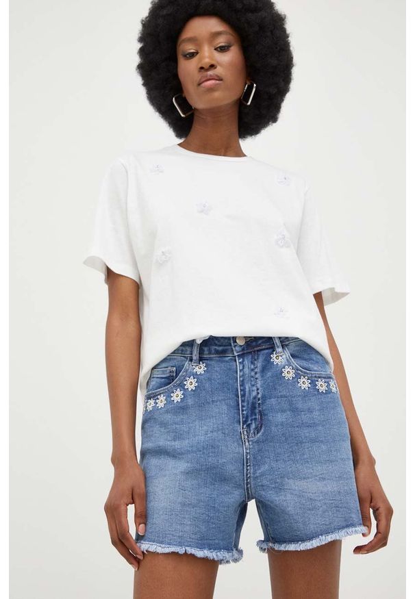 Answear Lab szorty jeansowe damskie kolor niebieski z aplikacją high waist. Stan: podwyższony. Kolor: niebieski. Materiał: jeans. Wzór: aplikacja. Styl: wakacyjny
