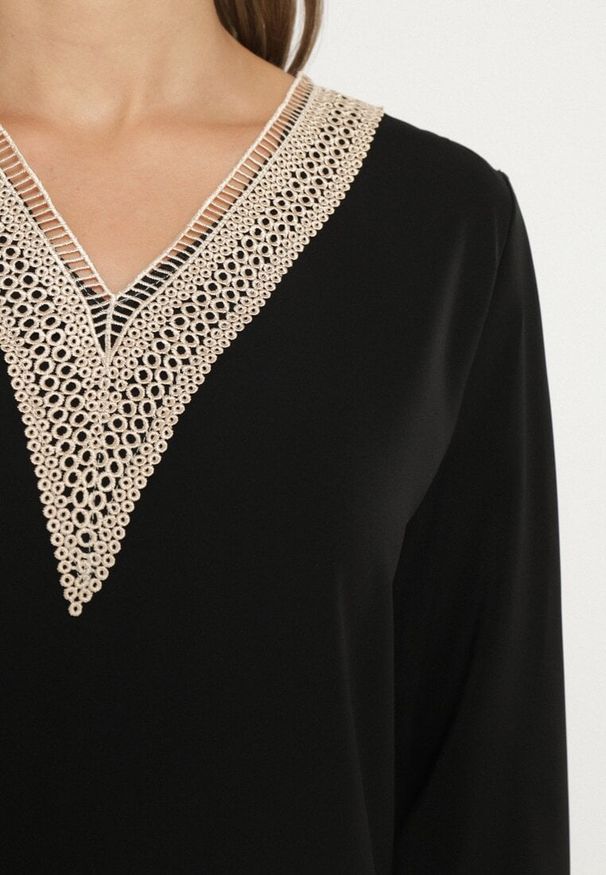 Born2be - Czarna Bluzka w Rustykalnym Stylu z Koronką i Dekoltem w Serek Gonlira. Typ kołnierza: dekolt w serek. Kolor: czarny. Materiał: koronka. Długość rękawa: długi rękaw. Długość: długie. Wzór: koronka. Styl: boho, elegancki