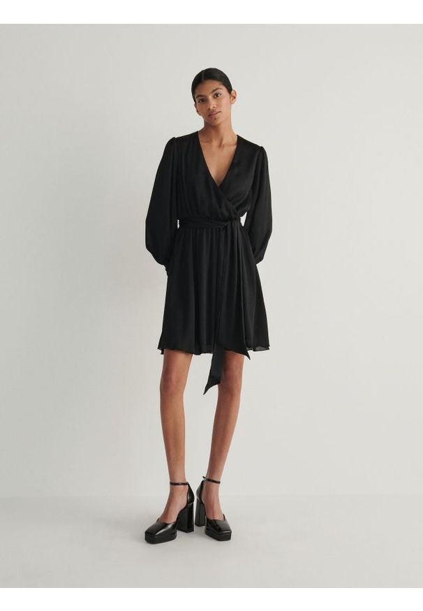 Reserved - Sukienka mini - czarny. Kolor: czarny. Materiał: tkanina. Wzór: gładki. Typ sukienki: proste. Długość: mini