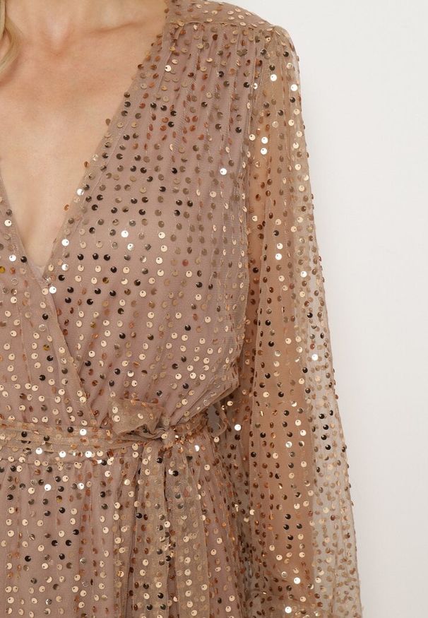 Born2be - Złota Koktajlowa Sukienka Ozdobiona Cekinami i Materiałowy Paskiem Iliona. Okazja: na co dzień. Kolor: złoty. Materiał: materiał. Wzór: aplikacja. Typ sukienki: kopertowe, proste. Styl: wizytowy