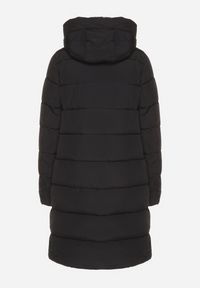 Born2be - Czarna Pikowana Kurtka z Kapturem i Wysokim Kołnierzem Avalentura. Okazja: na spacer, na co dzień. Typ kołnierza: kaptur. Kolor: czarny. Materiał: jeans. Sezon: zima. Styl: casual, klasyczny #3