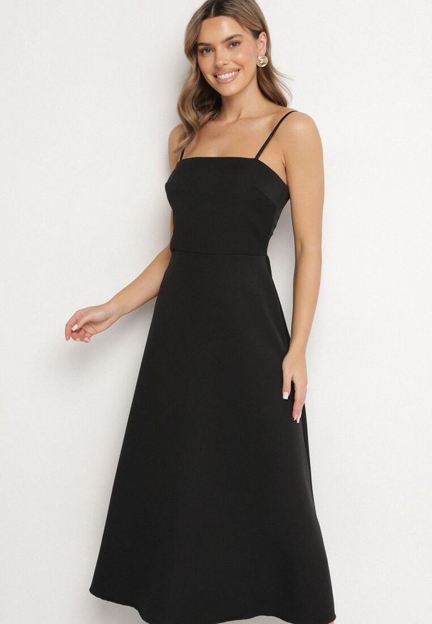 Born2be - Czarna Sukienka o Rozkloszowanym Kroju na Ramiączkach z Wywijanym Dekoltem Jenathia. Okazja: na ślub cywilny, na imprezę, na wesele, na studniówkę. Kolor: czarny. Długość rękawa: na ramiączkach