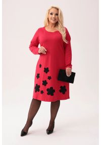 Moda Size Plus Iwanek - Czerwona dresowa sukienka Fiorella - elegancja w energetycznym wydaniu PLUS SIZE XXL. Okazja: na co dzień. Kolekcja: plus size. Kolor: czerwony. Materiał: dresówka. Wzór: aplikacja, kwiaty. Typ sukienki: dla puszystych. Styl: casual, elegancki. Długość: midi #1