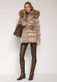Born2be - Ciemnobeżowa Kurtka z Pikowanymi Przeszyciami Paskiem i Kapturem z Futrem Lidanessa. Okazja: na co dzień. Kolor: beżowy. Materiał: futro. Styl: casual #6