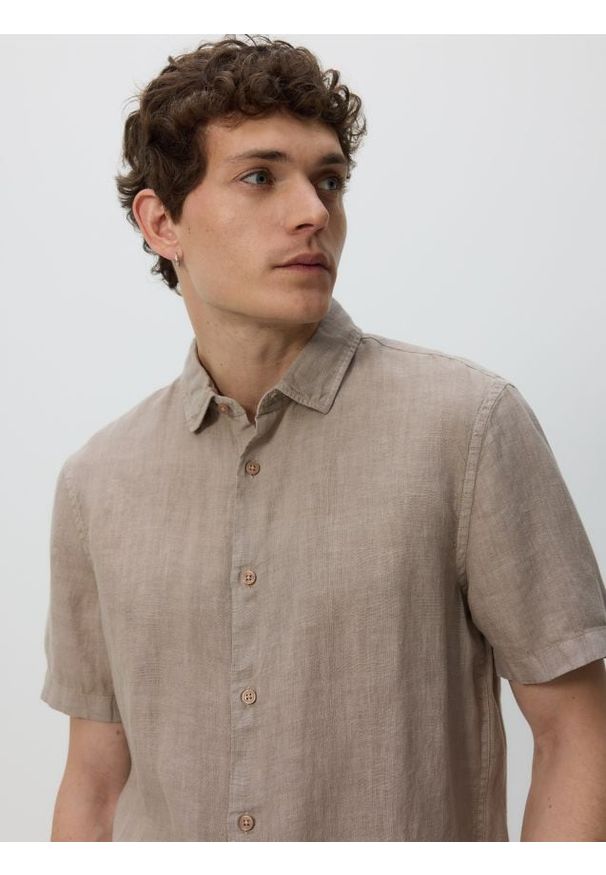 Reserved - Lniana koszula regular fit - beżowy. Kolor: beżowy. Materiał: len