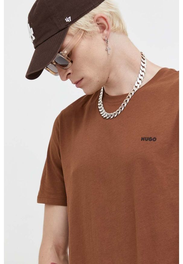 Hugo - HUGO t-shirt bawełniany kolor brązowy gładki. Kolor: brązowy. Materiał: bawełna. Wzór: gładki. Styl: klasyczny