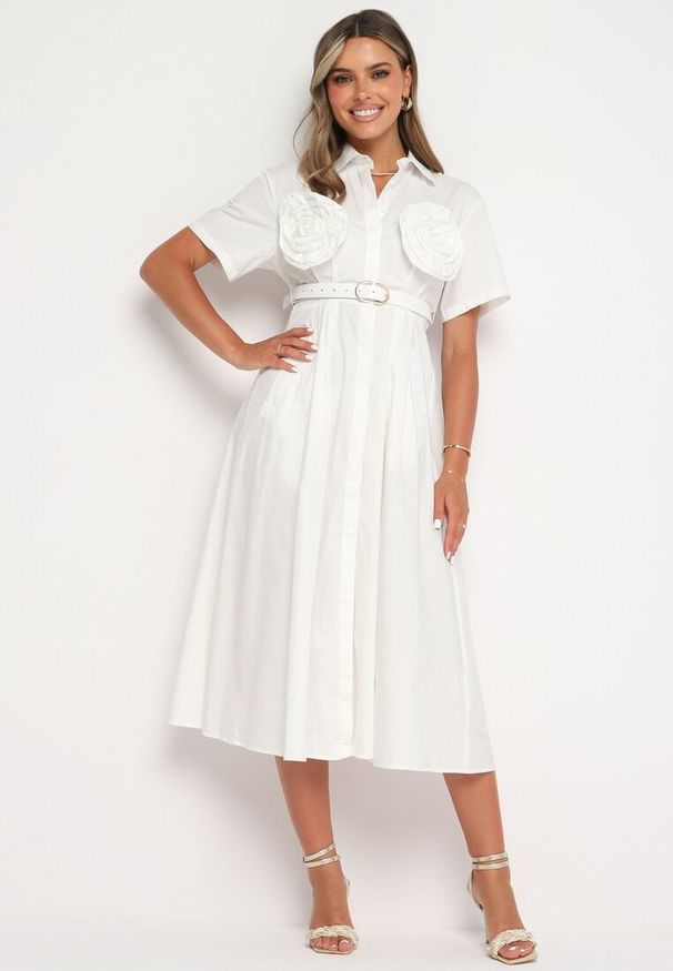 Born2be - Biała Bawełniana Sukienka o Koszulowym Kroju z Paskiem i Kwiatowymi Broszkami Zelnea. Okazja: na spotkanie biznesowe. Kolor: biały. Materiał: bawełna. Długość rękawa: krótki rękaw. Wzór: kwiaty. Typ sukienki: koszulowe. Styl: elegancki, biznesowy