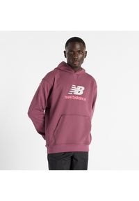 Bluza męska New Balance MT51512FDP – różowa. Typ kołnierza: kaptur. Kolor: różowy. Materiał: bawełna, materiał, dresówka. Wzór: aplikacja, napisy