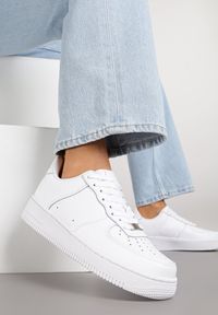 Born2be - Białe Skórzane Sneakersy Ozdobione Perforacją Rilurea. Okazja: na co dzień. Kolor: biały. Materiał: skóra. Wzór: aplikacja