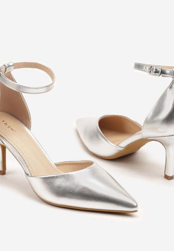 Renee - Srebrne Czółenka Vices na Szpilkowym Obcasie z Noskiem w Szpic i Sprzączką Ulandorea. Okazja: na co dzień. Zapięcie: sprzączka. Kolor: srebrny. Materiał: jeans. Obcas: na obcasie. Styl: klasyczny, casual, elegancki. Wysokość obcasa: średni