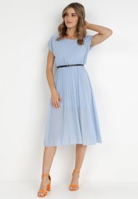 Born2be - Niebieska Sukienka z Paskiem Omphenia. Kolor: niebieski. Długość rękawa: krótki rękaw. Typ sukienki: plisowane. Styl: klasyczny. Długość: midi #1