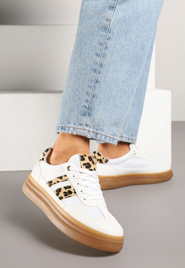 Born2be - Białe Panterkowe Sneakersy w Stylu Klasycznych Tenisówek Zdobione Paskami Tenalinea. Okazja: na co dzień. Zapięcie: pasek. Kolor: biały. Materiał: jeans. Wzór: aplikacja