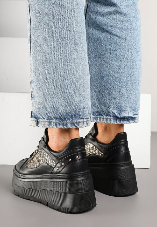 Renee - Czarne Sneakersy Vices na Platformie Ozdobione Brokatem Ldivana. Okazja: na co dzień. Nosek buta: okrągły. Zapięcie: sznurówki. Kolor: czarny. Materiał: jeans. Wzór: aplikacja. Obcas: na platformie