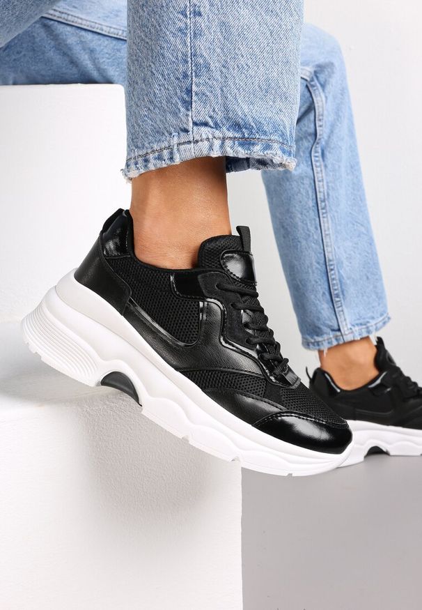 Renee - Czarne Sneakersy na Grubej Podeszwie ze Wstawkami z Perforacją Lanya. Kolor: czarny