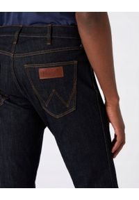 Wrangler - WRANGLER GREENSBORO MĘSKIE SPODNIE JEANSOWE DARK RINSE W15QP690A