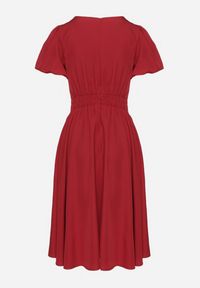 Born2be - Bordowa Sukienka Vices o Rozkloszowanym Kroju z Odpinanym Kwiatem 3D Rallarea. Kolor: czerwony. Wzór: kwiaty. Sezon: wiosna, lato #7