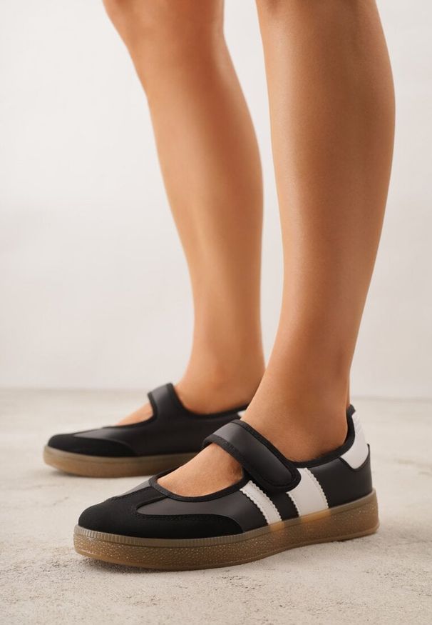 Renee - Czarne Tenisówki Sneakeriny z Paskiem na Rzep Pirel. Okazja: na co dzień. Zapięcie: rzepy. Kolor: czarny. Materiał: jeans, koronka. Wzór: gładki. Styl: casual, elegancki, sportowy