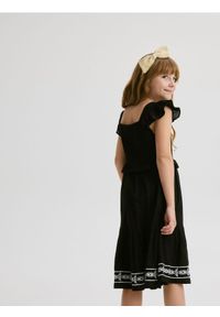 Reserved - Bawełniana sukienka z haftem - czarny. Kolor: czarny. Materiał: bawełna. Wzór: haft