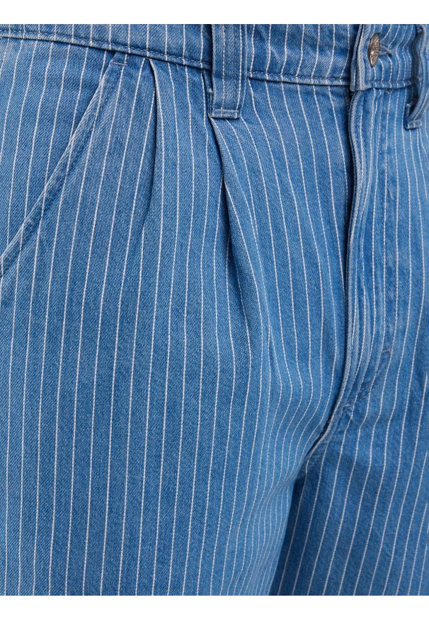 Big-Star - Szorty męskie jeansowe niebieskie Tem 424. Stan: podwyższony. Kolor: niebieski. Materiał: jeans. Wzór: paski. Styl: sportowy, klasyczny, elegancki